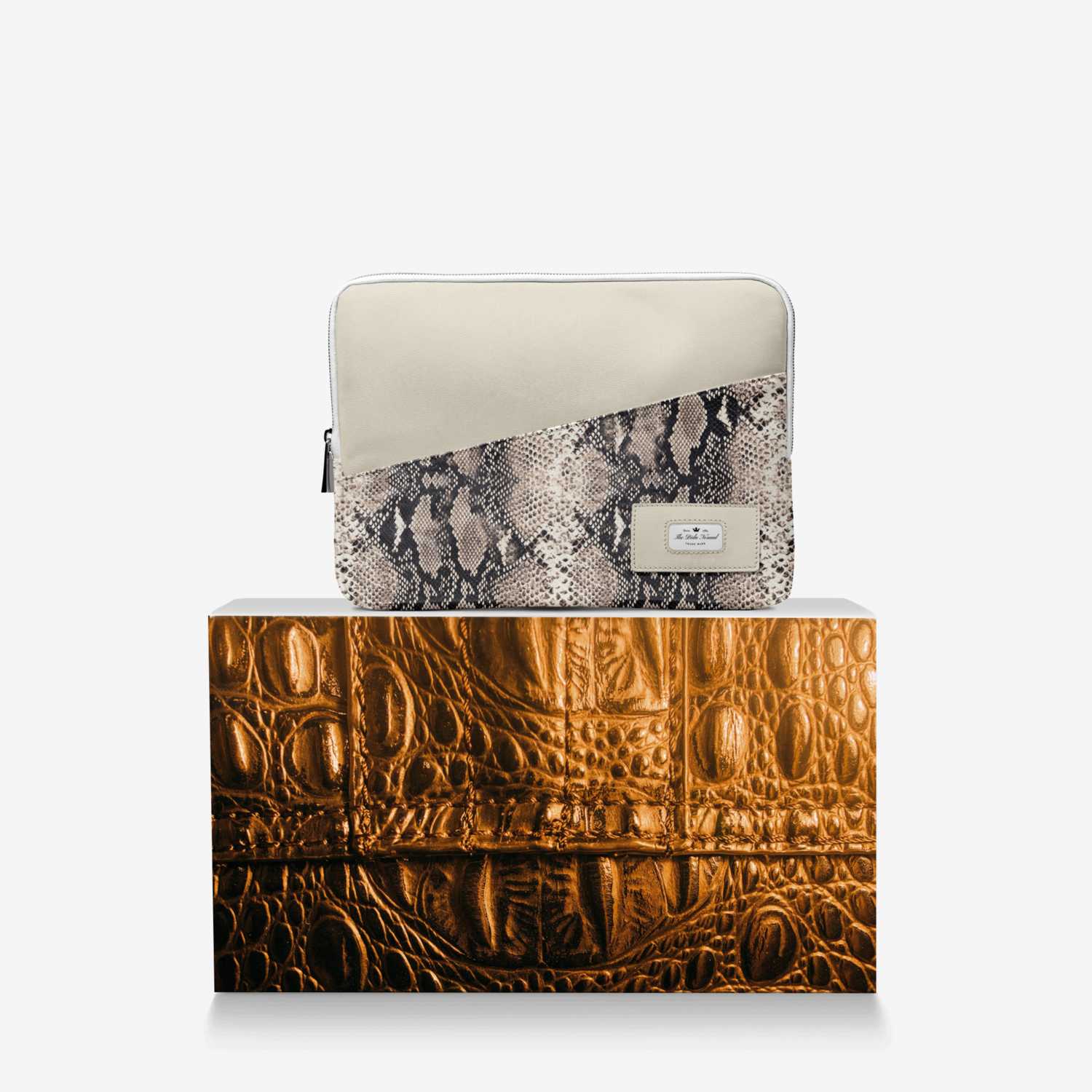 The Dida Nomad custom made in Italy design by A.baba & R.benkharchi | Over box view